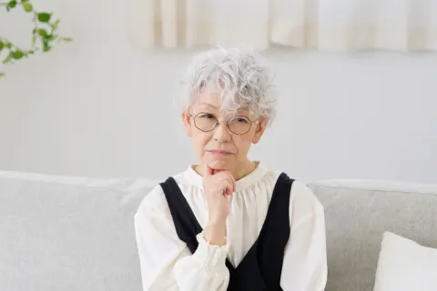 定年後の「再雇用」で給料が4割近く減ってしまいます。何か手当はないのでしょうか？