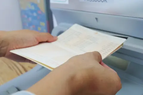 親が代わりに貯めていると思っていた「お年玉50万円分」が、親に使われていた！自分名義の口座だったけど、親なら引き出しても問題ないの？