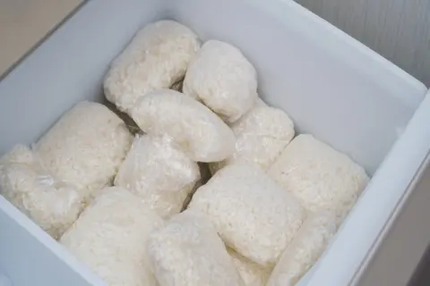 節約のために「ご飯をまとめて冷凍」していますが「電気代が高くなる」と聞いて不安になりました。本当に冷凍保存で損しているのでしょうか？