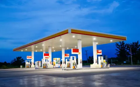 ガソリンスタンドの閉店が相次いでいる？ 過去25年で半減したのはなぜ？