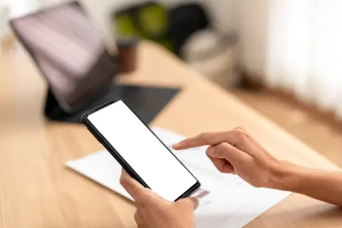 【注意】母から「インスタグラムで海外の友人ができた」と連絡が！→実は何気ないやり取りから「1億円」以上だまし取られる場合も!? 注意点を解説