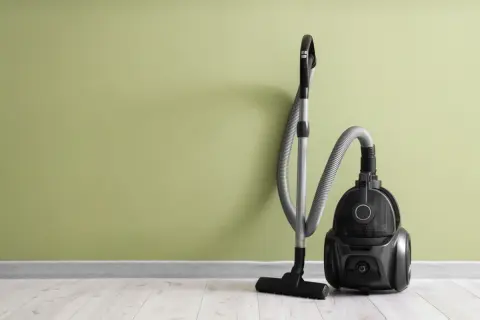 妻に「10万円を超える」ロボット掃除機の購入を打診されたのですが、正直昔ながらの掃除機で事足りるだろうと思っています。節約になると聞きましたが「従来の掃除機」と「ロボット掃除機」で電気代が安いのはどっちでしょうか？