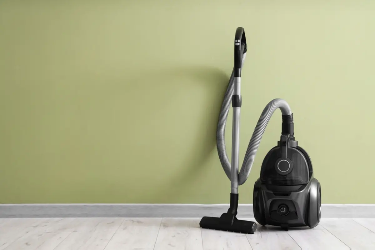 妻に「10万円を超える」ロボット掃除機の購入を打診されたのですが、正直昔ながらの掃除機で事足りるだろうと思っています。節約になると聞きましたが「従来の掃除機」と「ロボット掃除機」で電気代が安いのはどっちでしょうか？