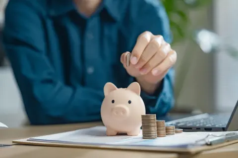 新社会人、初任給が高いので一定額を貯蓄したいです。財形貯蓄以外にNISAやiDeCoもやるべきですか？