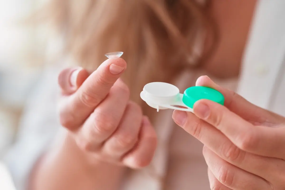 コンタクトを毎日つけたら生涯費用はどれくらいかかる？メガネに変えた場合とどちらが安い？