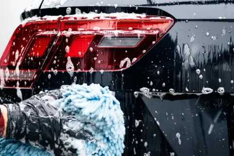 「洗車機」VS「手洗い」車を洗うならどちらがコスパはよい？