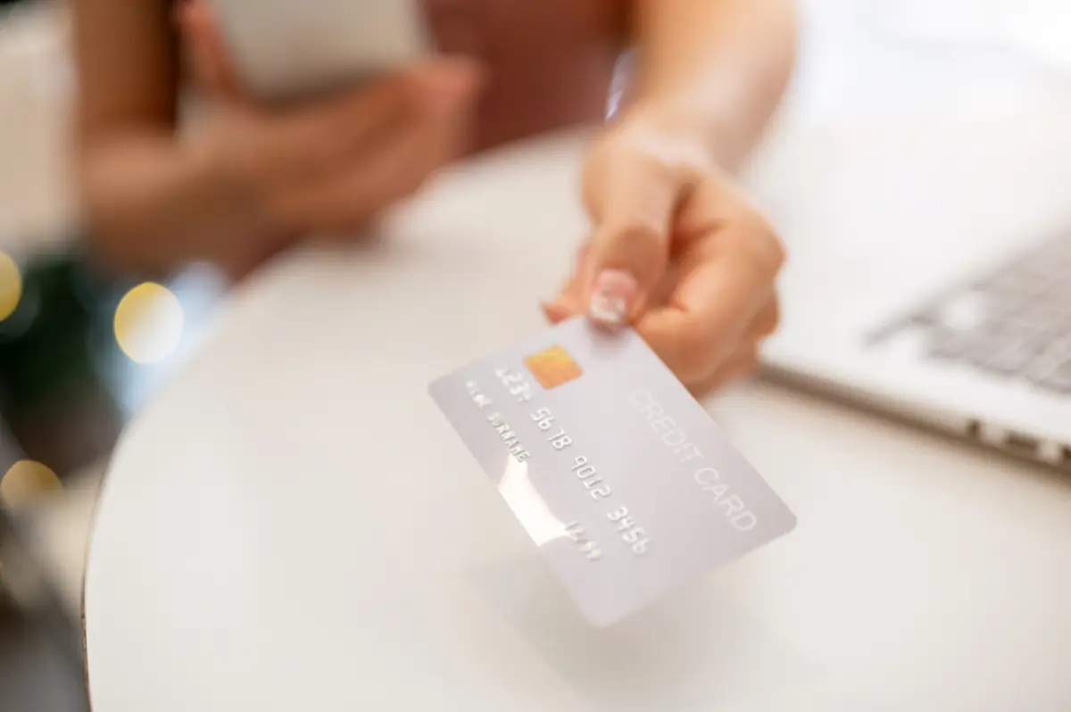 公共料金が「5600円以上」ならクレジットカード払いがお得？ 口座振替の方がお得になるのはいくらまで？