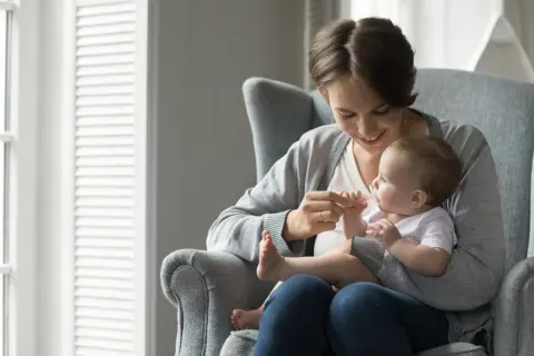 会社に育児休業を申請しましたが、育児休業中の給与は「無給」と言われました。収入を補填する方法はありますか？