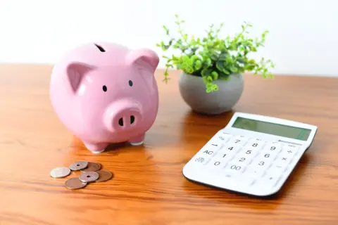 これまで貯金をつくる余裕がありませんでしたが、50歳代になり将来が心配に……今から老後資金をつくり始めても手遅れでしょうか？