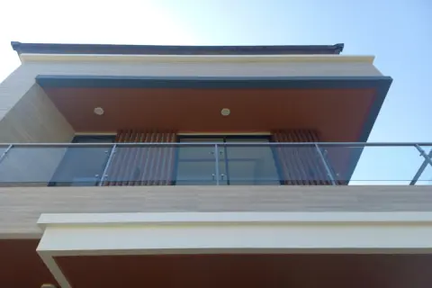 同じ住宅街の築浅「3階建て」中古住宅がずっと売れていないのですが、需要がないのでしょうか？ほかの「2階建て」は売れているので気になります…