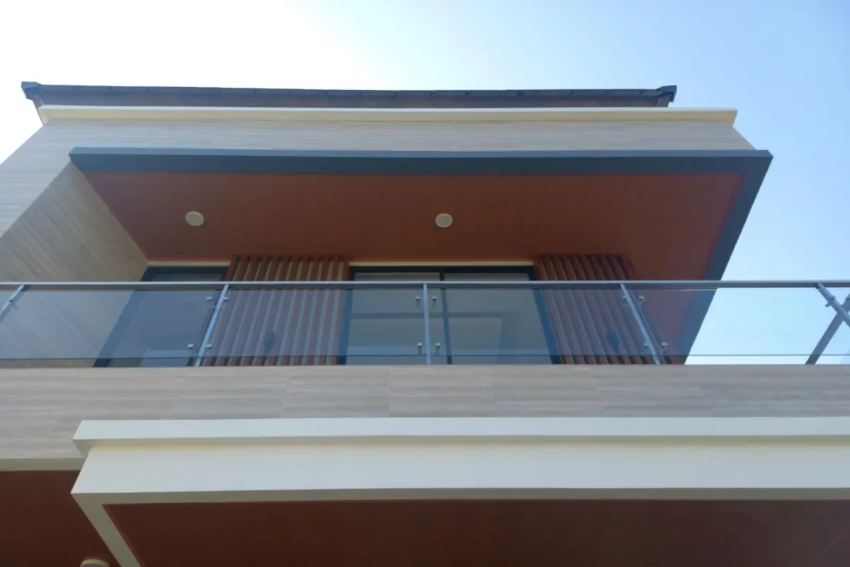 同じ住宅街の築浅「3階建て」中古住宅がずっと売れていないのですが、需要がないのでしょうか？ほかの「2階建て」は売れているので気になります…