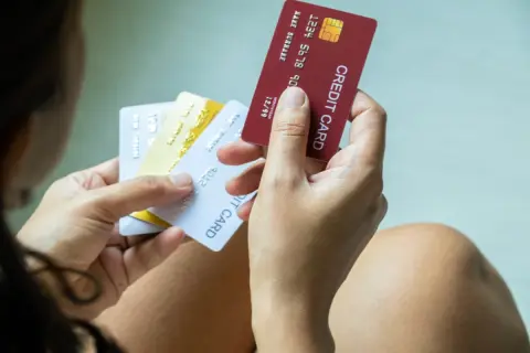 クレカのリボ払いの利息が高い……「初めてキャッシングを利用する人は利息が安くなる」というDMを見たけど、キャッシングで借りたほうがいい？