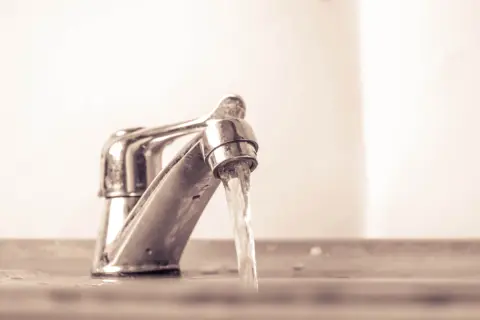 お湯が出るまで水を流してから手を洗います。ムダ使いだと分かっていますが、どのくらい水道・ガス代を損していますか？