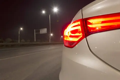 車の“ヘッドライト”が片方切れていた！3ヶ月後の「車検」の際に換える予定ですが、そのまま走行しても問題ないのでしょうか？