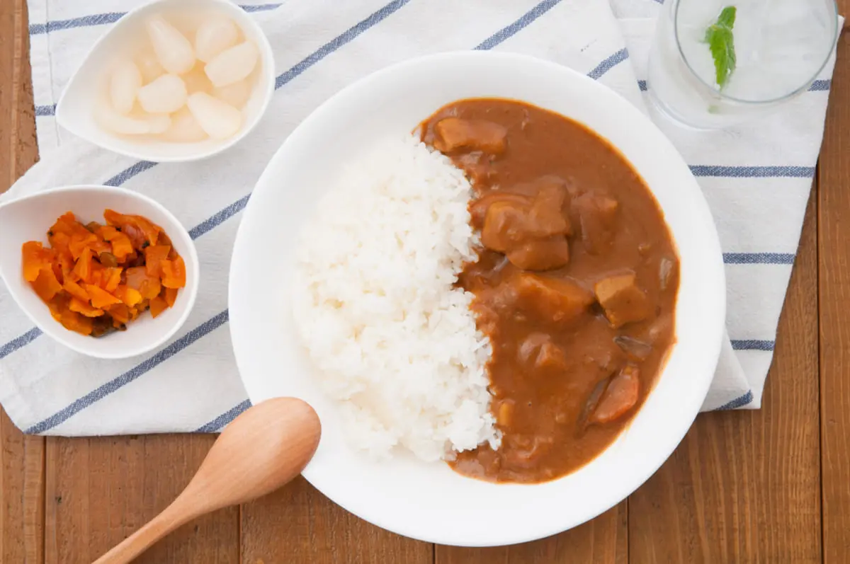 カレーのトッピングに何を選ぶかで同僚と意見が衝突！ 200円程度で追加できる「とんかつ」「チーズ」あたりが人気だと思うのですが、人気を凌駕するトッピングはあるでしょうか？