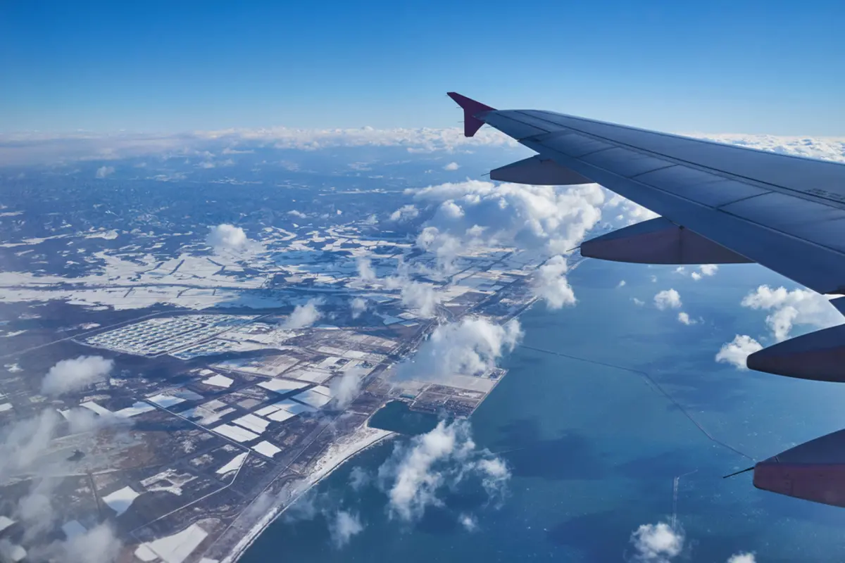 飛行機の「ファーストクラス」の「料金」はどれくらい？ 「エコノミークラス」とどれだけ違うの？