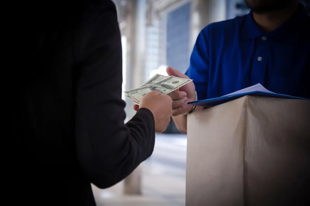 ネット通販の代引き手数料は「300円」かかる!? 代引きを選ぶ人って今もいるのでしょうか？