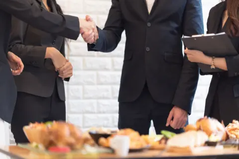 クライアントとの会食の支払いで、先輩が「自分のクレカ」を使ってポイントを貯めています。会社にバレたらマズイことになりますか？