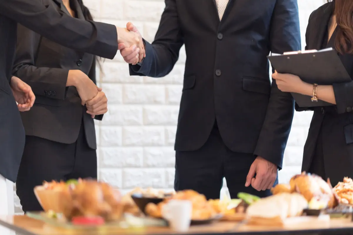 クライアントとの会食の支払いで、先輩が「自分のクレカ」を使ってポイントを貯めています。会社にバレたらマズイことになりますか？