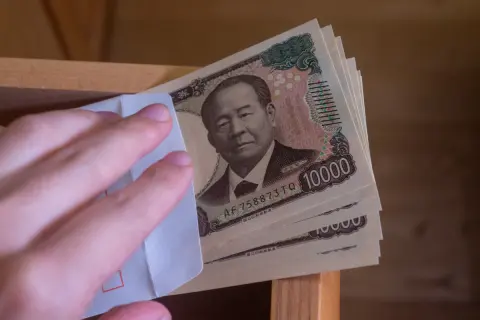 ほとんど「金利」がつかない昨今、「タンス預金」と「銀行預金」のどちらを選ぶべきでしょうか？