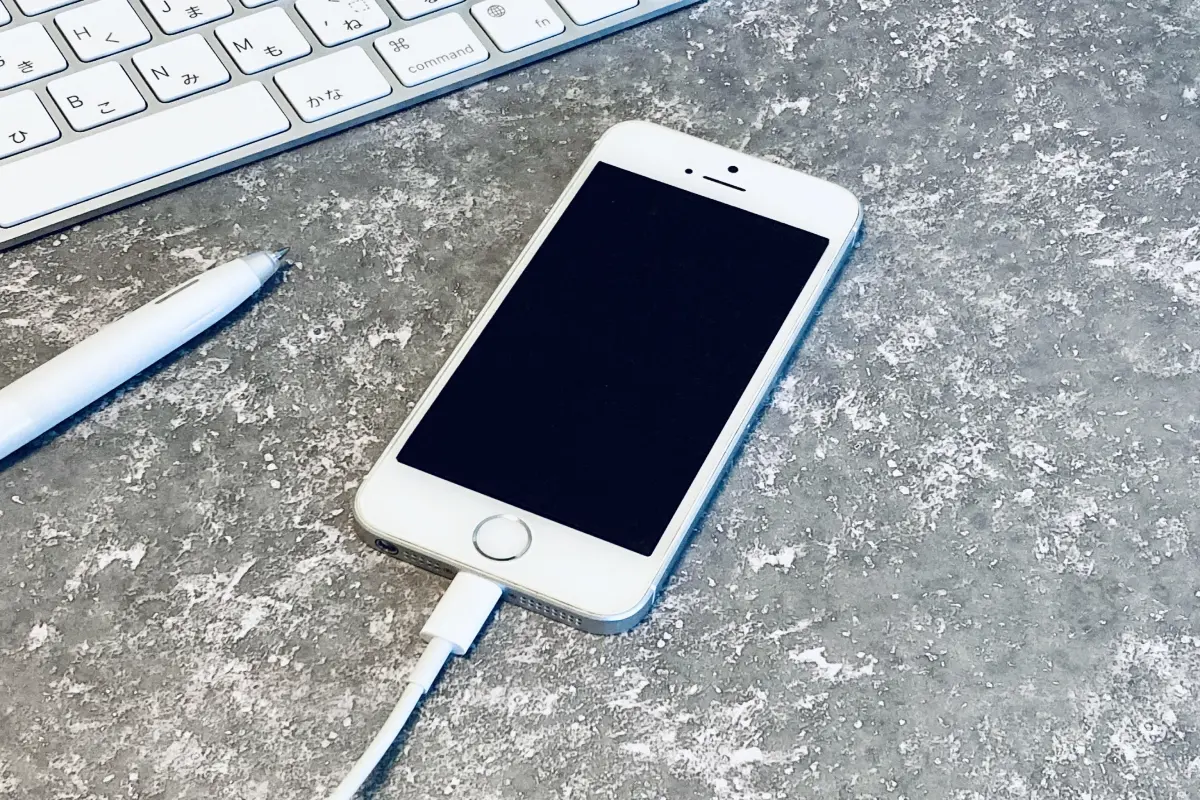 買って4年近く経つ「iPhone 13」、さすがに「バッテリーの持ち」が悪くなってきました。「バッテリー交換」と「機種変更」どちらがお得でしょうか？