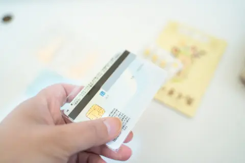 ネットで「健康保険証の色で年収がわかる」という記事を見ました。「マイナ保険証」で年収はバレないですよね？