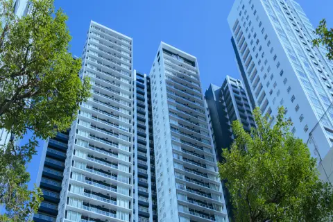 「タワーマンションの最上階」に住む友人。「管理費も高い」と聞いたのですが、「タワーマンション」に住める年収の基準などはありますか？