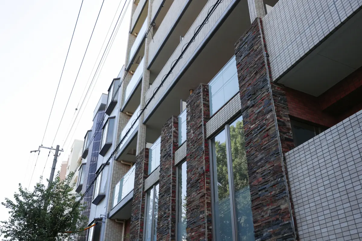 友人が住むマンションは「管理費」が「2万円以上」と聞いてびっくり！「管理が行き届いていていいよ」とのことですが、さすがに高すぎじゃないですか…？