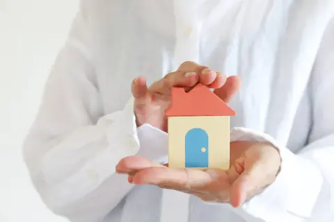 会社の同期が家を買うそうです。「28歳でマイホーム」は少し早いと思うのですが、家は何歳で買うのがベストでしょうか？