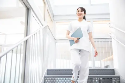 「准看護師」として働いているけど、専門学校に通って「正看護師」を目指したい！年収はどのくらい違うのでしょうか？