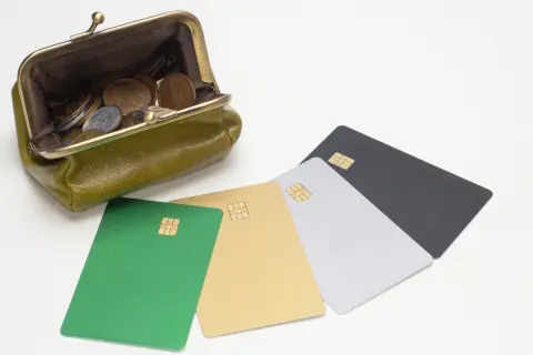 お金持ちの友人は「数百円の買い物」でもゴールドカードで支払っています。数百円なら現金の方が手軽だと思うのですが、なにか「メリット」でもあるのでしょうか？