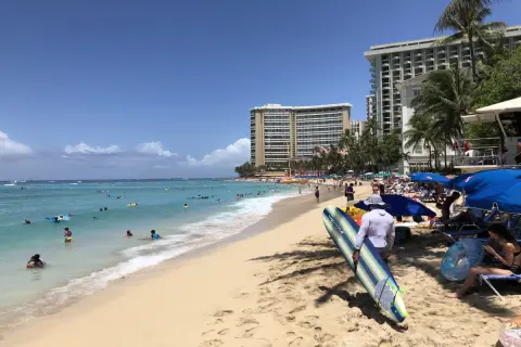 ゴールデンウィークに「ハワイ旅行」に行くという友人。円安の昨今かなりの費用がかかりそうですが、いくらくらいの年収があれば「ハワイ旅行」に行けますか？