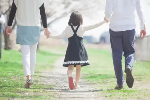 世帯年収500万円の3人家族です。持っていると割引を受けられる「子育て支援パスポート」があると聞いたのですが、どうすれば発行してもらえるでしょうか？