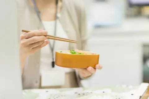 1人暮らしを始めた「年収300万円」の新社会人。職場の新宿付近はランチが「1000円」以上するので、代わりにお弁当を作りたい！ 自炊すると毎月いくら浮きますか？ 具体的な金額を試算