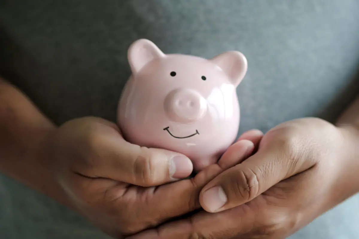 社会人5年目の息子が「貯金はゼロ」といっています。実家ぐらしなのに貯金できていないのは危険ですよね？ 20代はどれくらいの貯金があるのでしょうか。