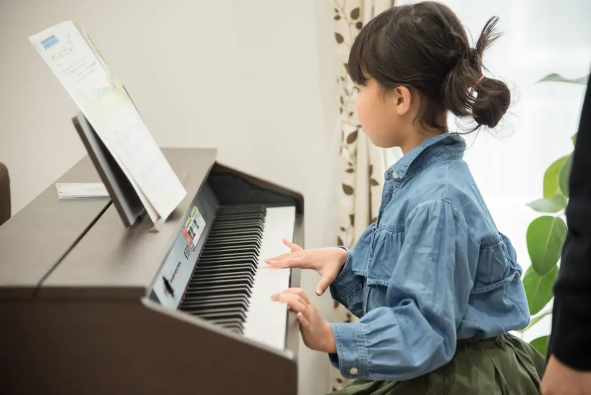 年収1200万円のわが家は、私立小に通う子どもの習い事に年間80万円…他の家庭もこれくらいかけているのでしょうか？