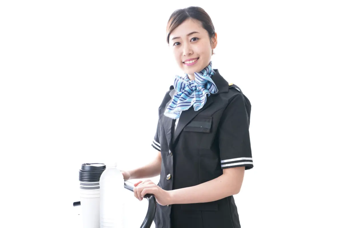 客室乗務員の平均年収は534万円って本当？ 「国内線」と「国際線」で給与に違いはあるの？