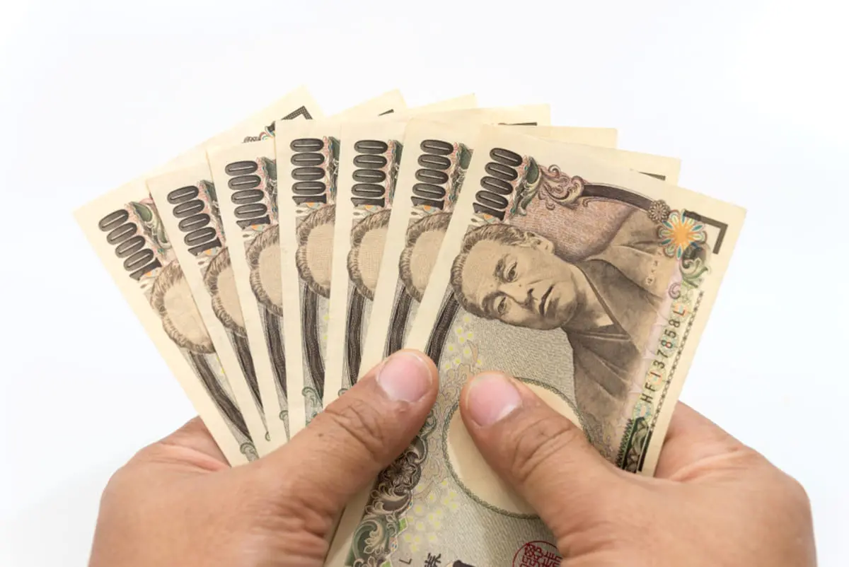 定年後の再雇用で給料が下がったら「給付金」がもらえると聞きました。どこに申請すればいいのでしょうか？