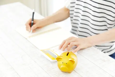 「2024年」の「家計収支」は前年より「マイナス15万3404円」！？ 最も家計に影響を与えた項目は？