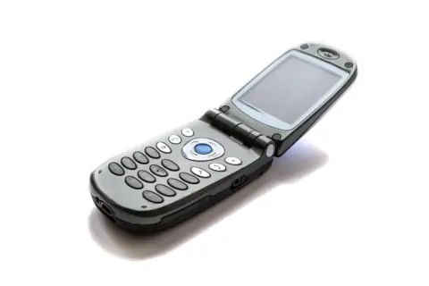 昔使っていた「2つ折りガラケー」がタンスの奥から出てきました。古い機種ですが売れますかね？