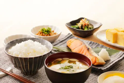 毎日残業続きで「外食費」が月3万円に！ でも時短で“栄養バランス”もとれてるなら良しとすべき？ 無駄遣いに「なる・ならない」の基準とは
