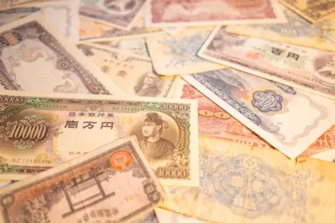 実家を掃除していたら「500円札」や「聖徳太子の1000円札」がたくさん出てきた！ 銀行での「交換と買い取り」はどちらがお得？