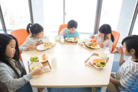小学生の子ども3人の給食費が、合計で「月1万円強」！“給食無償化”のニュースをうれしく思っていたら、ママ友の「無償化しないでほしい」の発言に驚き。どうして反対意見が出るの？ 理由を解説