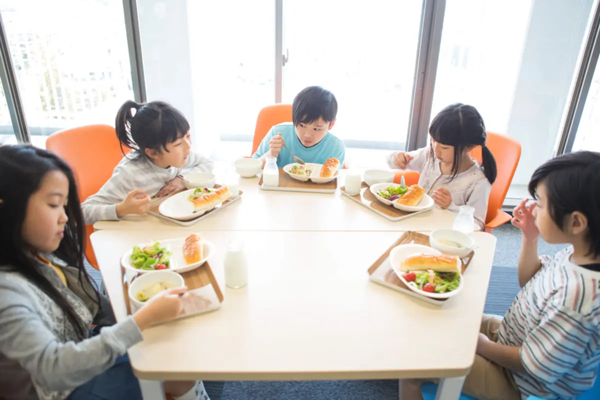 小学生の子ども3人の給食費が、合計で「月1万円強」！“給食無償化”のニュースをうれしく思っていたら、ママ友の「無償化しないでほしい」の発言に驚き。どうして反対意見が出るの？ 理由を解説