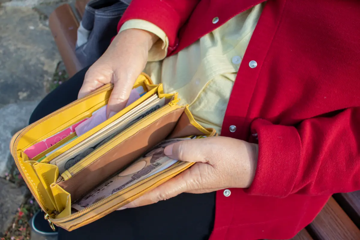 実家に帰ったら「母の財布に5万円以上」入っていて驚きました。年配の方は現金派とキャッシュレス派のどちらが多いのでしょうか？