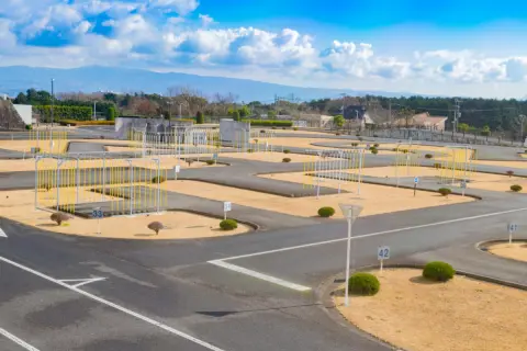 息子が「教習所代は親が補助するべき」と考えていますが、自分でお金を貯めさせるのは酷ですか？都内の教習所に通うのにいくら費用が掛かるか知りたいです。