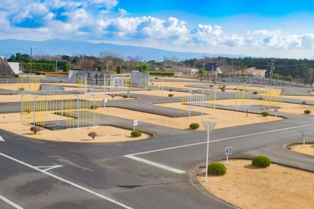 息子が「教習所代は親が補助するべき」と考えていますが、自分でお金を貯めさせるのは酷ですか？都内の教習所に通うのにいくら費用が掛かるか知りたいです。