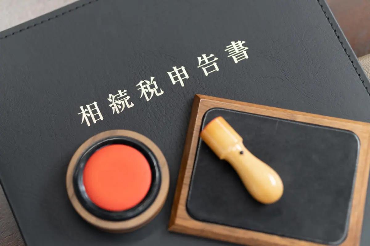 「2年前に相続した実家」を「相続登記」します。価値が相続当時より上がったようなのですが、「相続税」の申告は必要ですか？「10万円」以下の罰金があると聞いたのですが、本当でしょうか？