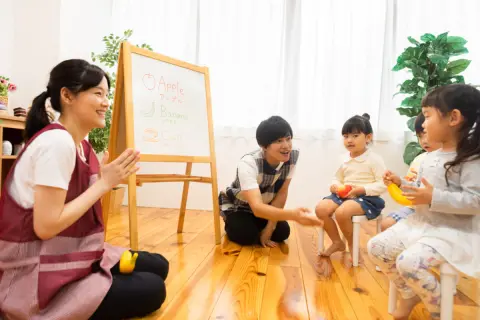 子どもを預ける際にかかる「月額5万前後」の出費が痛い！→なるべく安く済ませたいのですが「認可保育所」と「認可外保育所」の費用やサービスに違いはあるでしょうか？