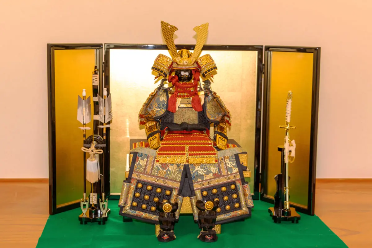 両親から子どもの初節句に「40万円の五月人形」をもらいました。1月には教育費として「200万円」ももらっているのですが、どちらも課税されるのでしょうか？